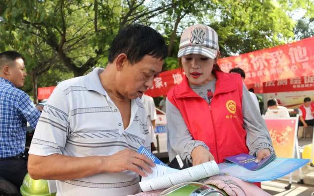 阜南县自然资源和规划局牵手公益志愿者送法进校园、进社区等服务