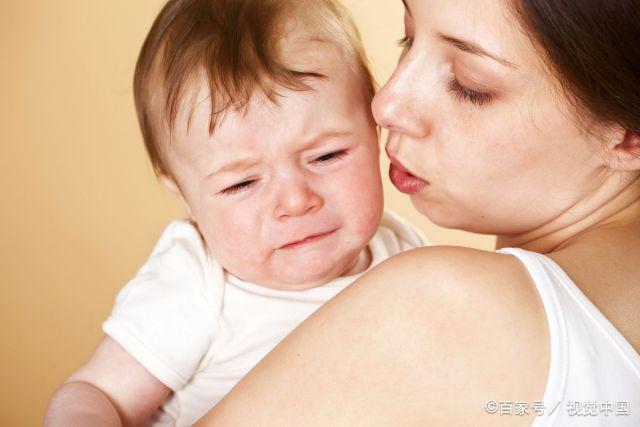 宝宝喜欢大人摸着后背睡，家长别惊讶，孩子可能有“皮肤饥渴症”