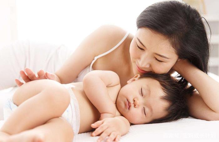 宝宝喜欢大人摸着后背睡，家长别惊讶，孩子可能有“皮肤饥渴症”