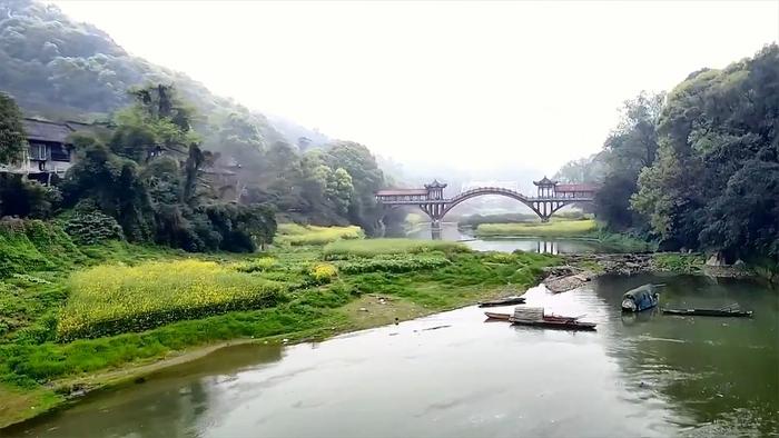 四川落魄的老街：地主“豪宅”被废弃，显出一种落魄和孤独感