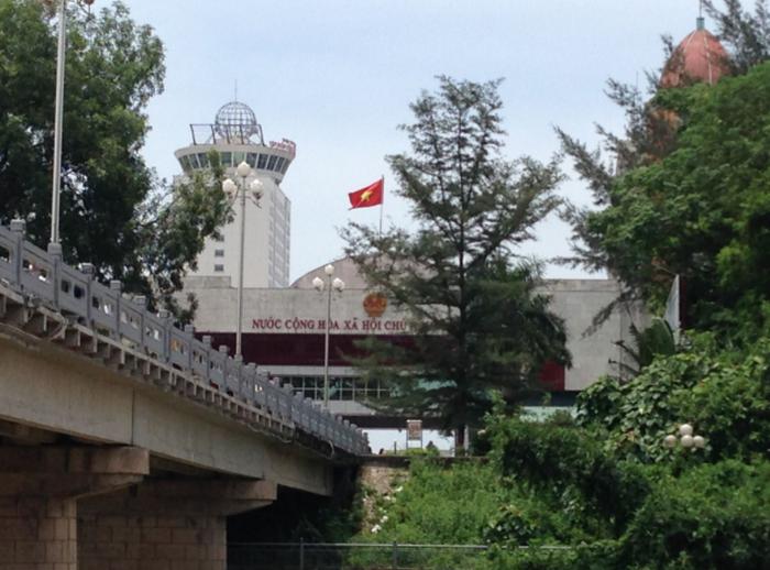 中越边境：中国东兴市pk越南芒街市，仅一河之隔出国跟买菜一样