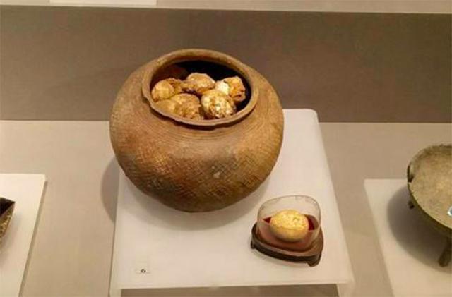 春秋时期的土墩墓中，挖出一罐“野鸡蛋”，2500多年依然很完整！