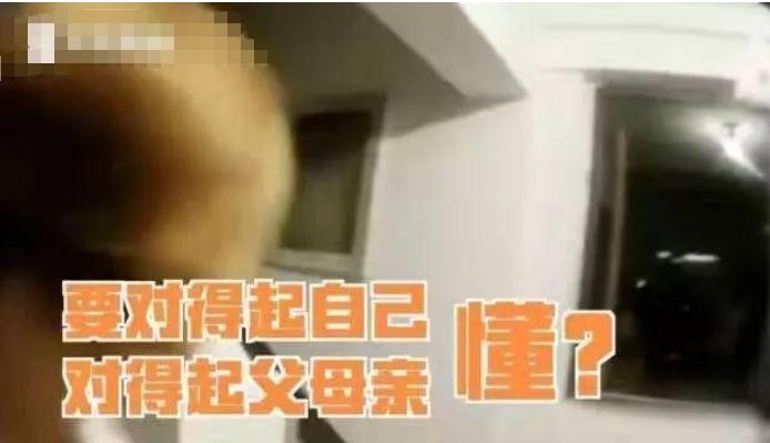 “跳楼价”新解读，年轻男子欲跳楼，楼下阿姨神助攻：不要跳，