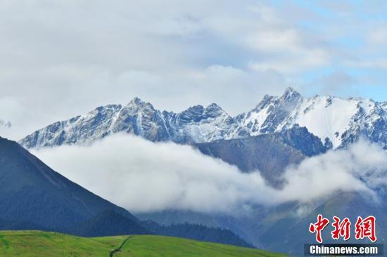 祁连山肃南段秋日黛山覆白雪 草原秀丽牛羊遍野