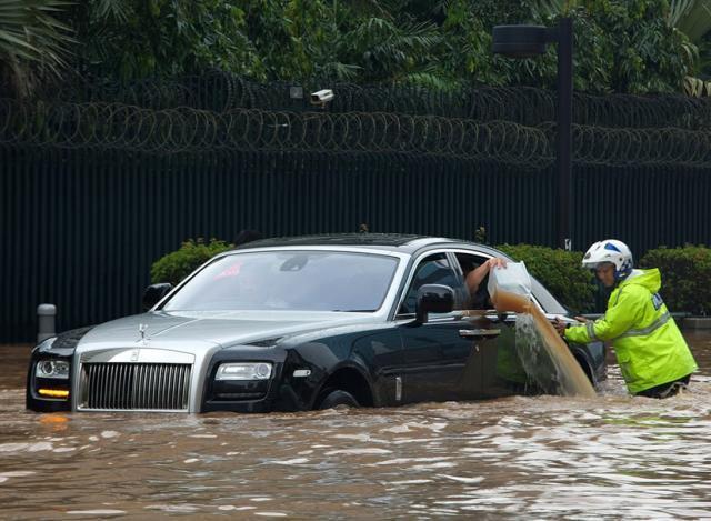 南方暴雨，为什么车被水泡后，老司机通常都不会把车开走？