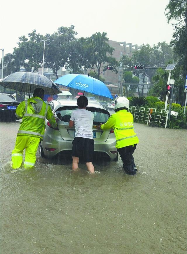 南方暴雨，为什么车被水泡后，老司机通常都不会把车开走？