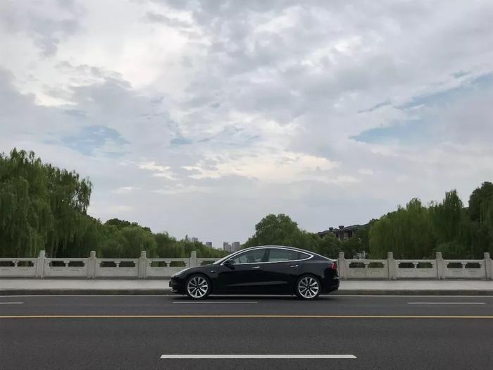 试过Model 3后的疑惑：我们在怀念燃油车的什么？