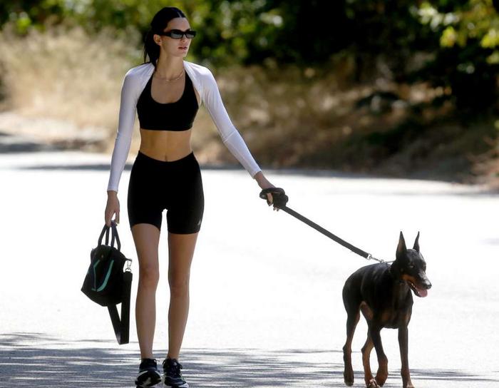 金小妹洛杉矶郊外遛狗，穿运动文胸和骑行裤，大秀迷人马甲线