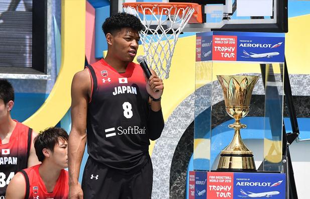 日本八村垒什么水平？NBA对他各种重视，出道就享队魂级待遇！