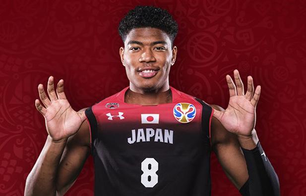 日本八村垒什么水平？NBA对他各种重视，出道就享队魂级待遇！
