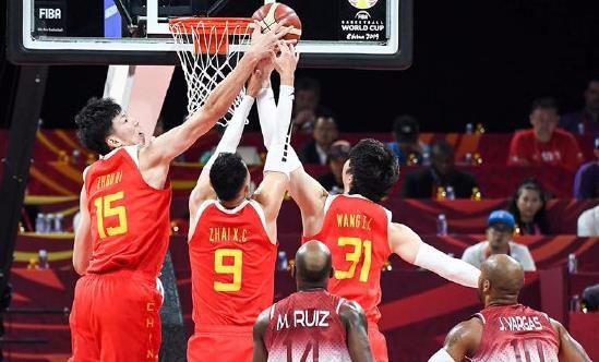 罕见一幕：中国队3人同时抢篮板！自己人吓自己人，心态崩了