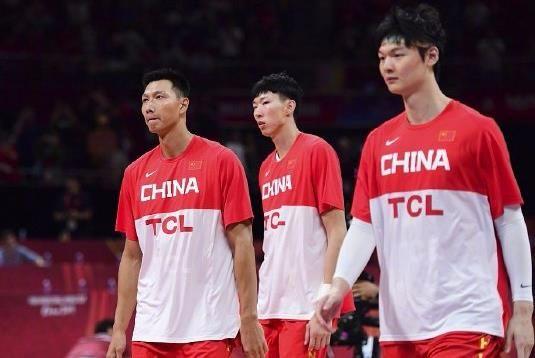 罕见一幕：中国队3人同时抢篮板！自己人吓自己人，心态崩了