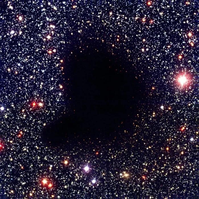 对宇宙中的“洞”进行精确测量，能否找到暗能量和暗物质之谜？