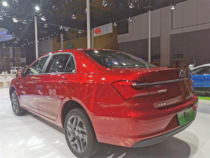 全新比亚迪秦燃油及EV版开启预售 6.68-14.68 万元