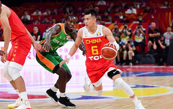 中国惨败李楠甩锅，10个问题想问问你，中国男篮怎么就成国足了？