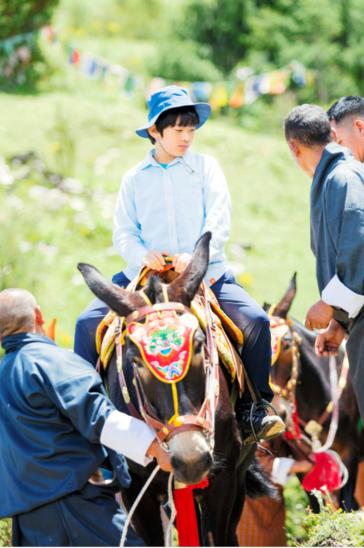 家里有皇位要继承的悠仁王子，今天满13岁了，翩翩少年郎