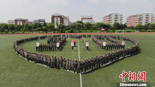 教师节前夕 扬州400多名大学生拼巨幅“心”向老师致敬