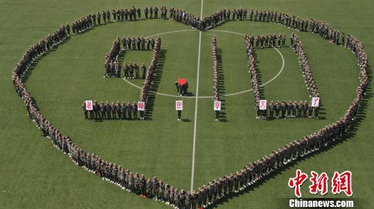教师节前夕 扬州400多名大学生拼巨幅“心”向老师致敬