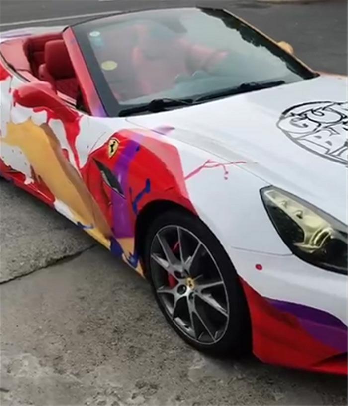 首台“涂鸦彩绘版”法拉利，车价430万3.8秒破百，车身富有艺术感