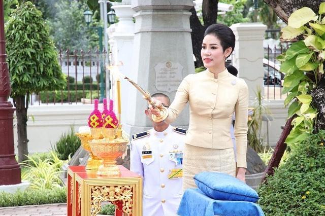 身患血友病的泰国公主亮相！走路需人搀扶好可怜，依然打扮得精致