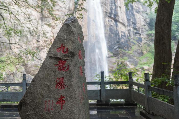 洛阳山中藏着一条高103米的瀑布，堪称洛阳山水的颜