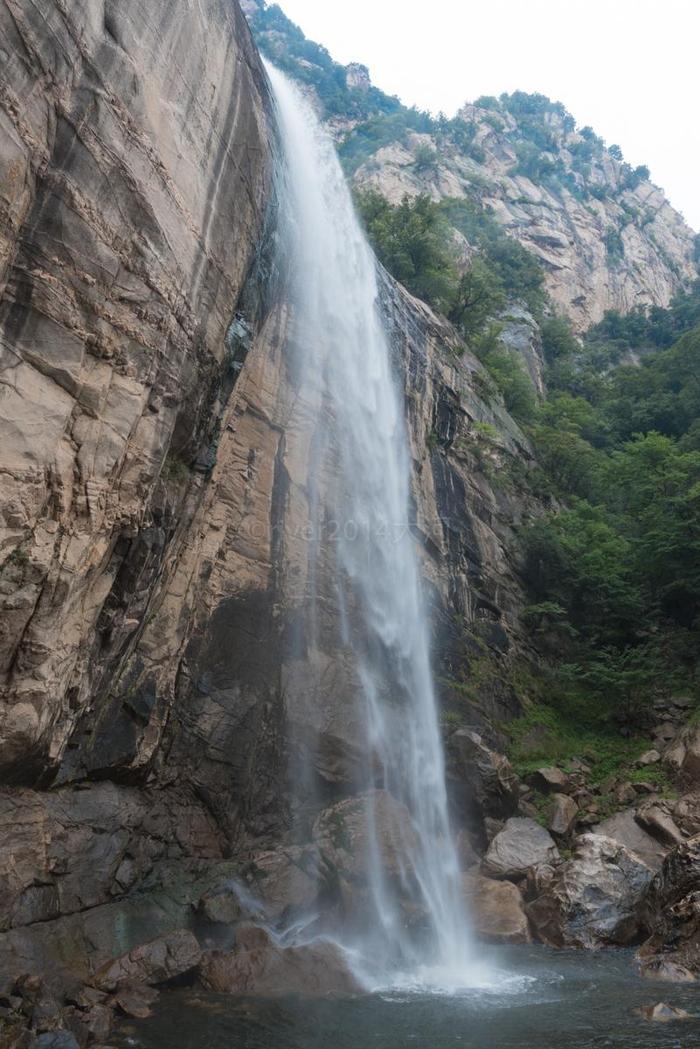 洛阳山中藏着一条高103米的瀑布，堪称洛阳山水的颜