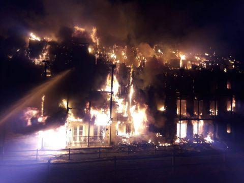 伍斯特公园大火 100多名消防队员奋力灭火