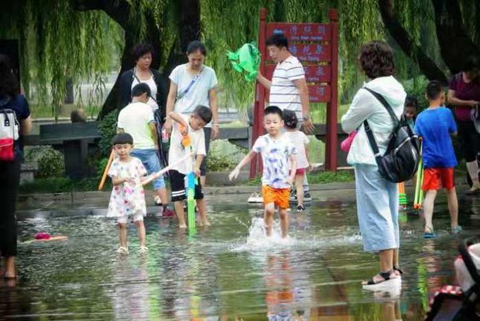 持续喷涌的章丘百脉泉公园，是孩子们戏水纳凉的好地方