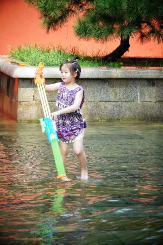 持续喷涌的章丘百脉泉公园，是孩子们戏水纳凉的好地方