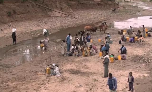 非洲最缺水国家，每天醒来就去“抢水”一桶水要用一周