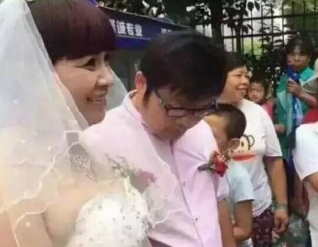 24岁小伙迎娶52岁富婆为妻，年龄相差28岁，家人极力支持！