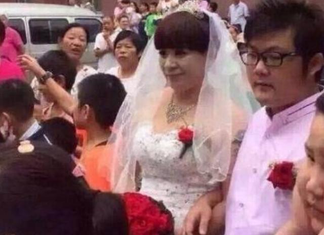 24岁小伙迎娶52岁富婆为妻，年龄相差28岁，家人极力支持！