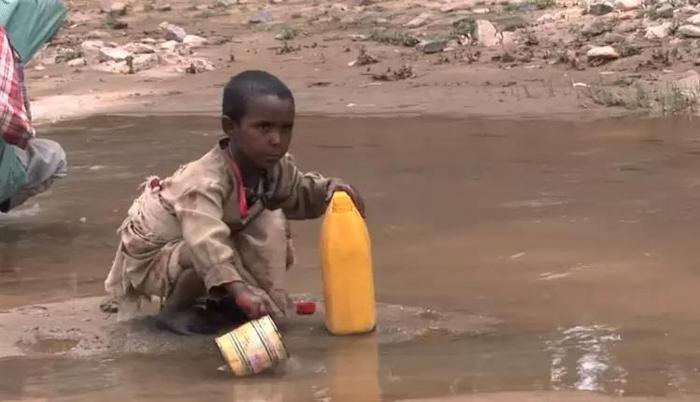 非洲最缺水国家，每天醒来就去“抢水”一桶水要用一周