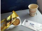飞机餐缩水民航局发声 网友：被一小包饼干打发了？