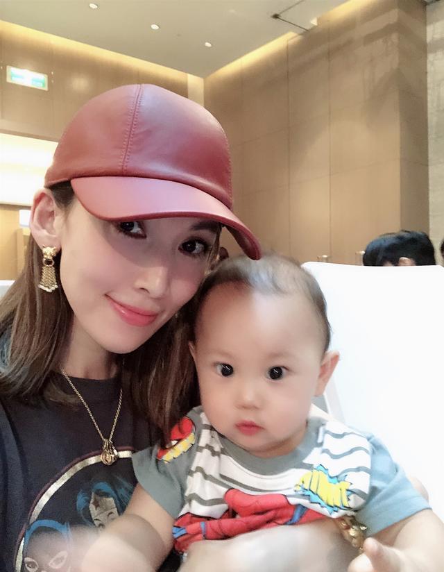 林志颖晒妻儿近照，Kyson从小酷爱机车，长大后定迷倒万千少女