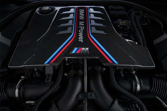 性能与舒适并行，宝马8系对比奔驰AMG GT四门跑车