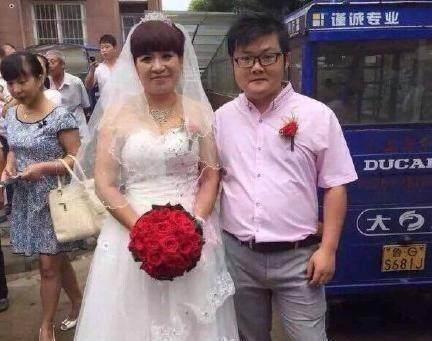 24岁小伙迎娶52岁富婆为妻，年龄相差28岁，家人极力支持！