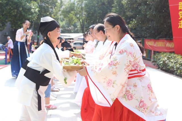 学童着汉服行“释菜礼”拜师恩(图文)