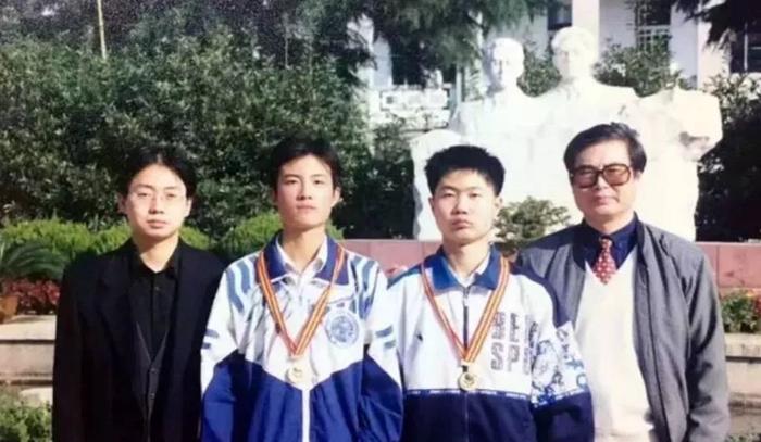 恽之玮(右二)