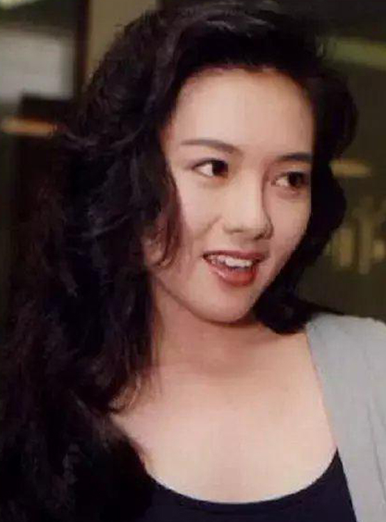 曾是香港身价最高艳星,还拿过影后大奖,却爆出二女共侍一夫丑闻