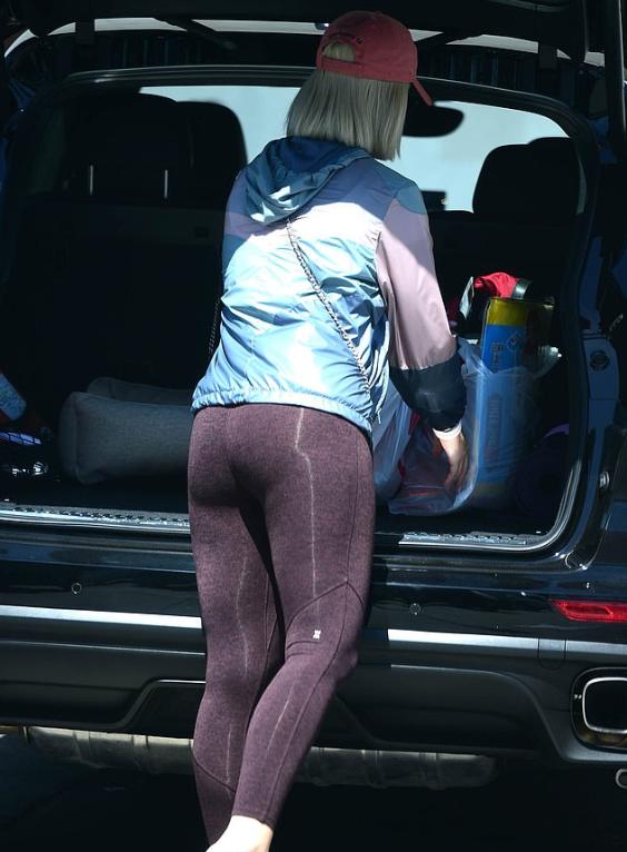 34岁的“水果姐”，穿瑜伽裤去购物，背影竟然如此粗壮？