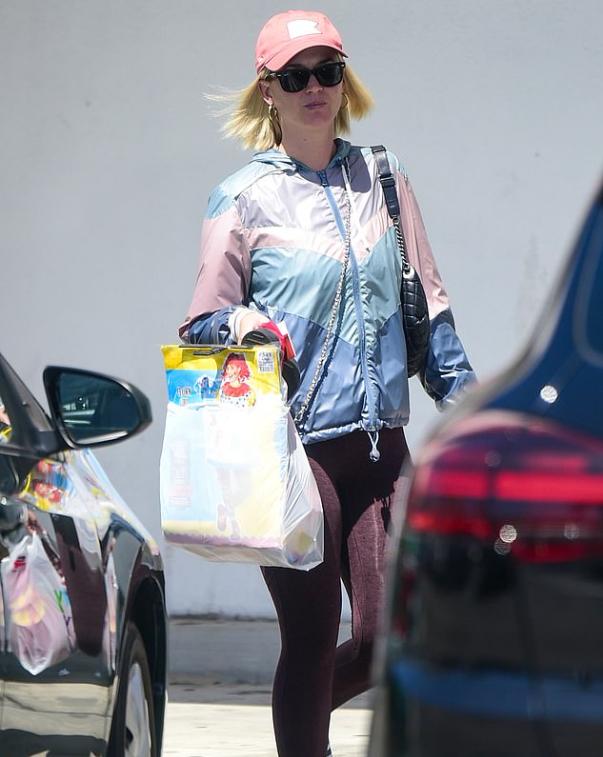 34岁的“水果姐”，穿瑜伽裤去购物，背影竟然如此粗壮？