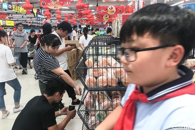 中秋节前一天 超市月饼价格大跳楼 引众多市民疯狂“捡漏儿”