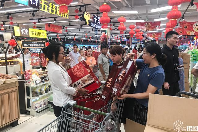 中秋节前一天 超市月饼价格大跳楼 引众多市民疯狂“捡漏儿”