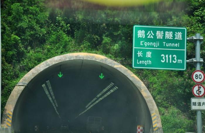 高速隧道内禁止超车，遇到前车跑太慢该咋办？交警教你这么做！
