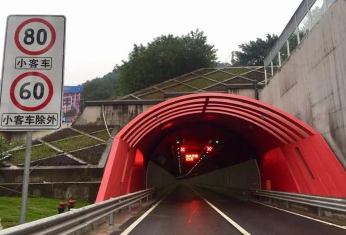 高速隧道内禁止超车，遇到前车跑太慢该咋办？交警教你这么做！