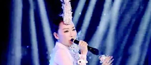 公然假唱不知悔改，与富商认识1小时就闪婚，40岁不唱歌仍潇洒