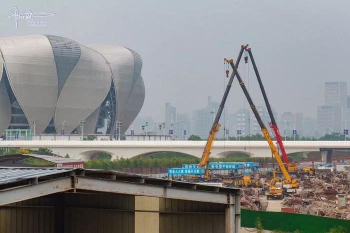 这些工地原来就是未来的“北斗七星”，与“日月同辉”一江之隔