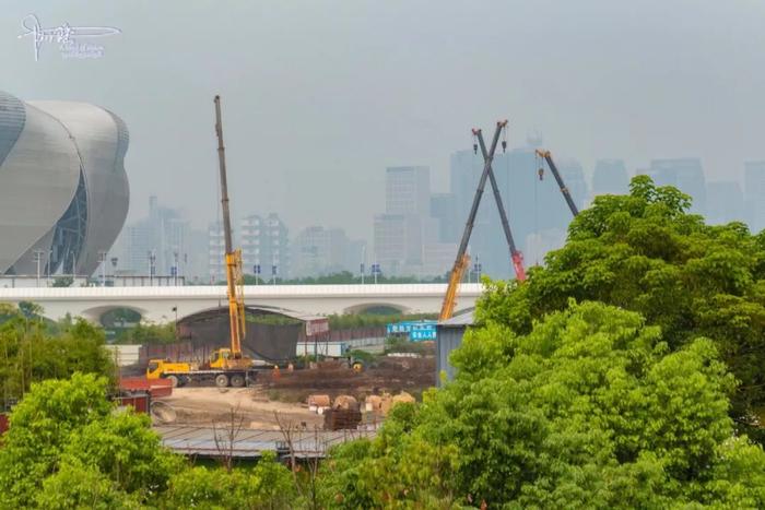 这些工地原来就是未来的“北斗七星”，与“日月同辉”一江之隔