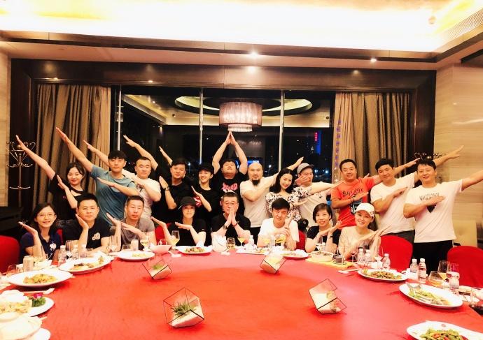 杨幂33岁生日当天，这个男同学组局聚餐庆祝，还暴露一个重要信息